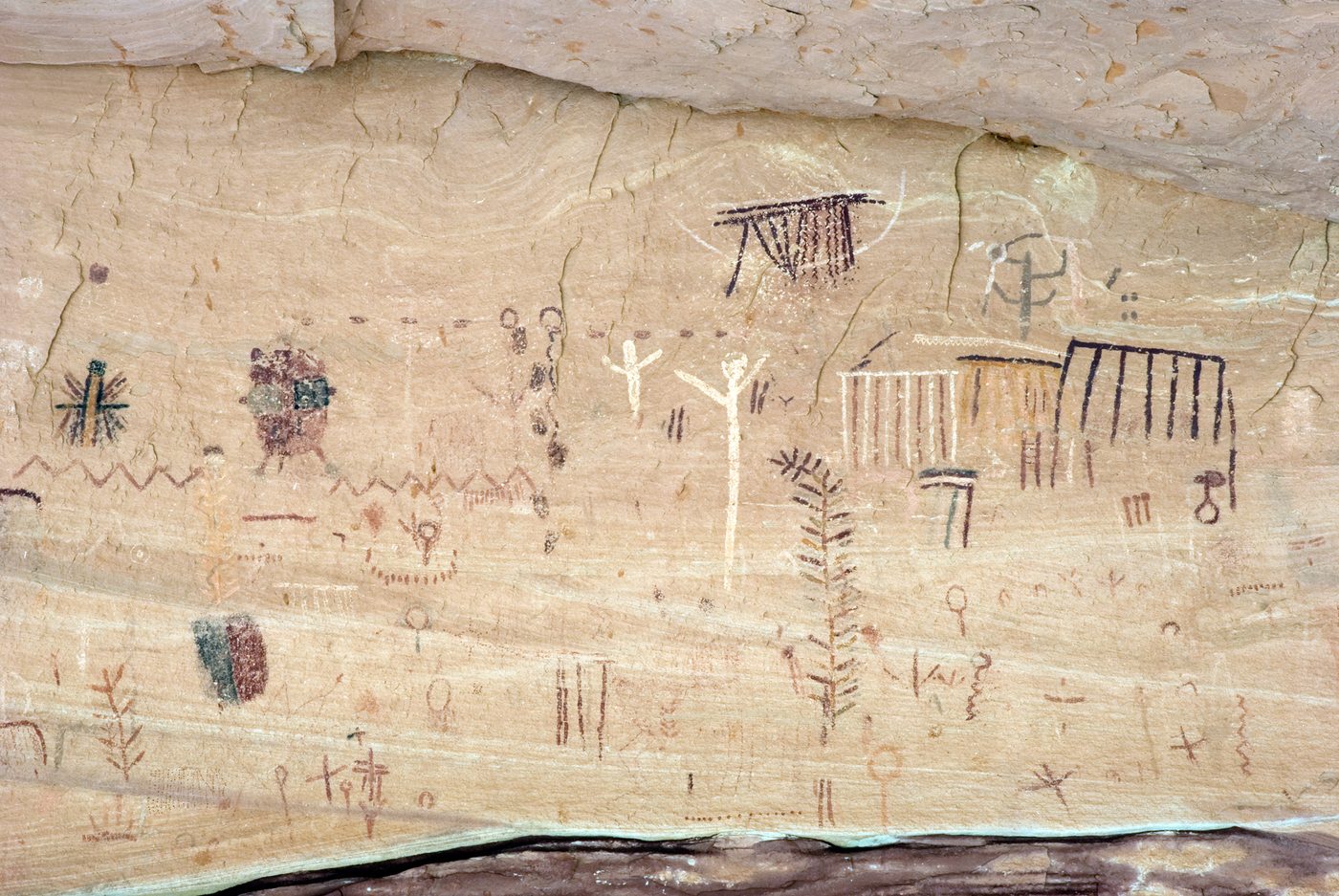 Polychromatic figures painted on a cliff wall