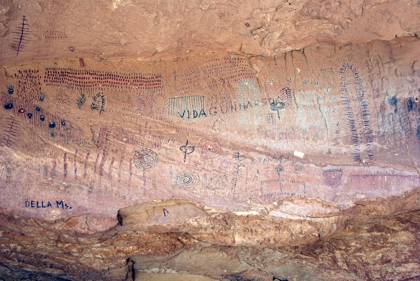 Polychromatic figures painted on a cliff wall