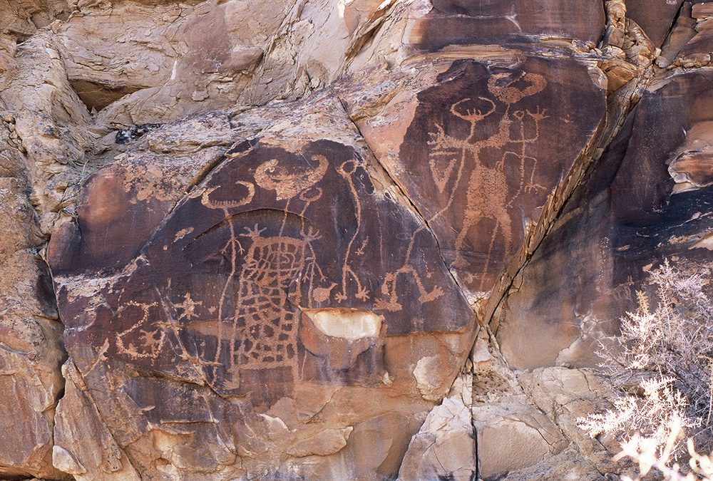 Interior Line Style figures at Legend Rock with horned headdresses and patterned bodies