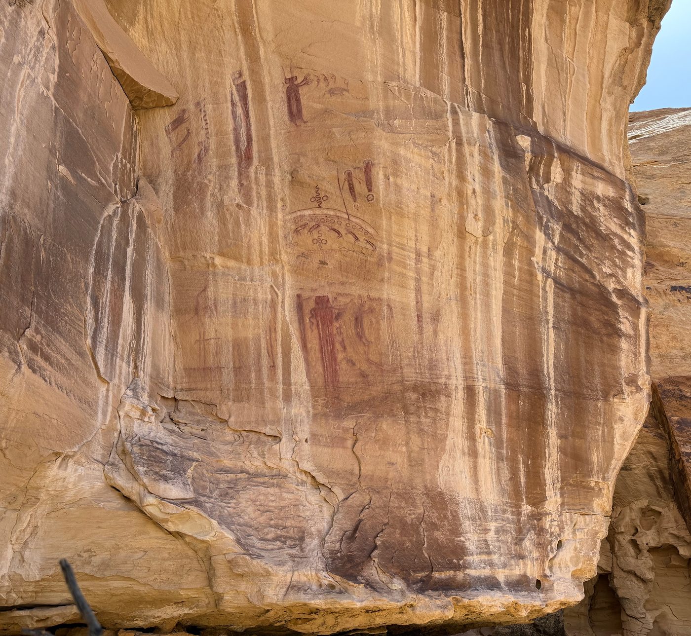 Full view of the tall Barrier Canyon Style panel